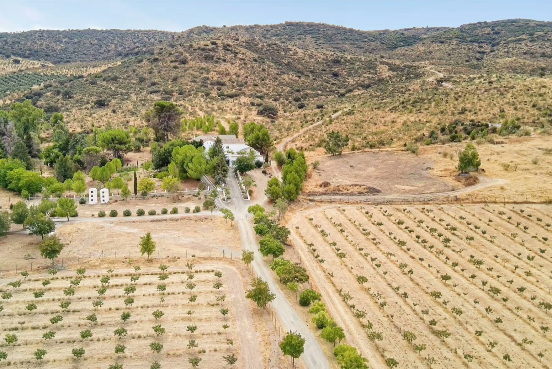 El Cortijo Caracate y sus terrenos, con sitio de sobra para que los niños jueguen al aire libre