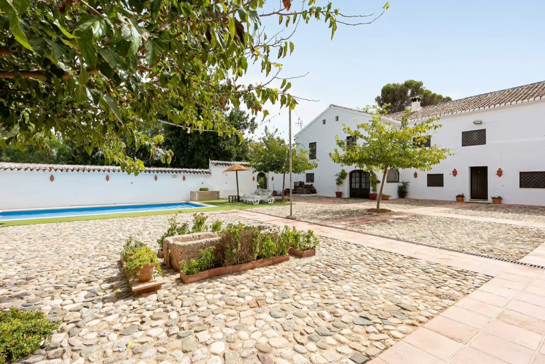 Patio del Cortijo Caracate preparado para celebrar un cumpleaños en grupo